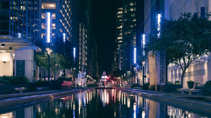 城市夜晚巷道里的水面与灯光